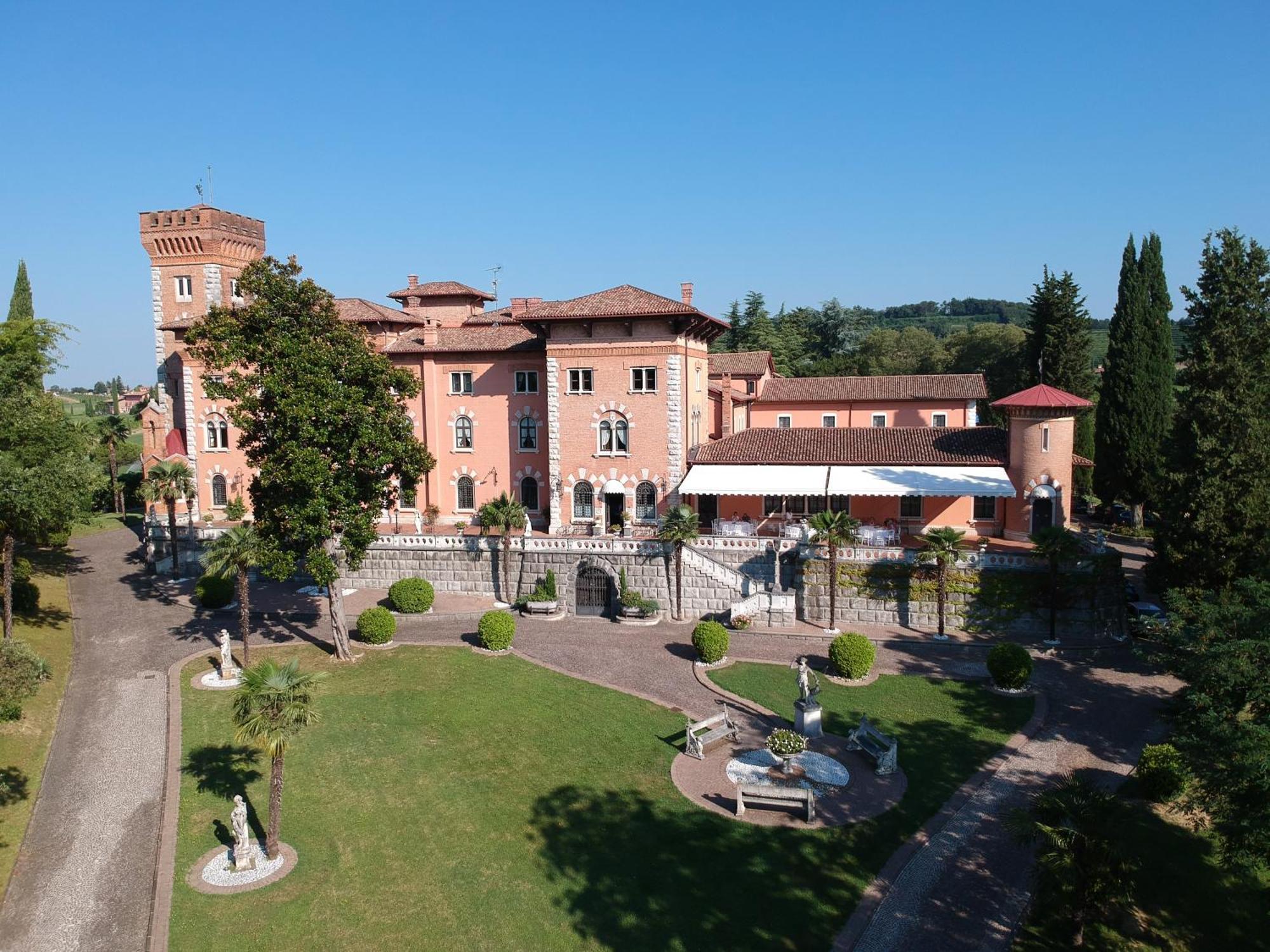 Отель Castello Di Spessa - Residenze D'Epoca Каприва-дель-Фриули Экстерьер фото